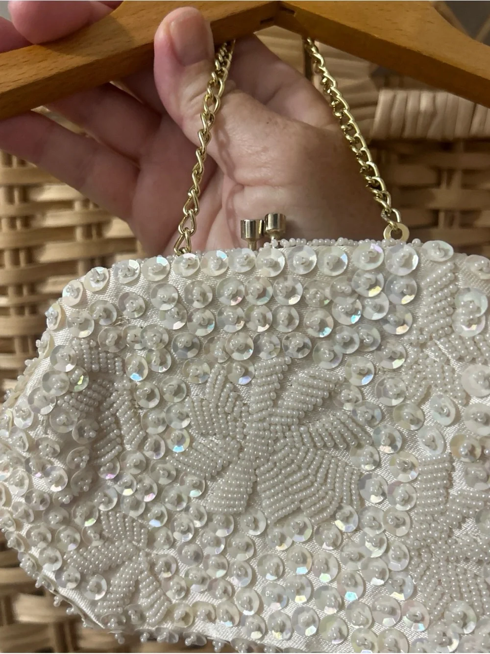 Cream Small Beaded Bag With Flower In Middle Kisslock Clasp